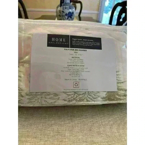 Home Reflections Faux Fur Christmas Bed Runner New - Picture 2 of 4